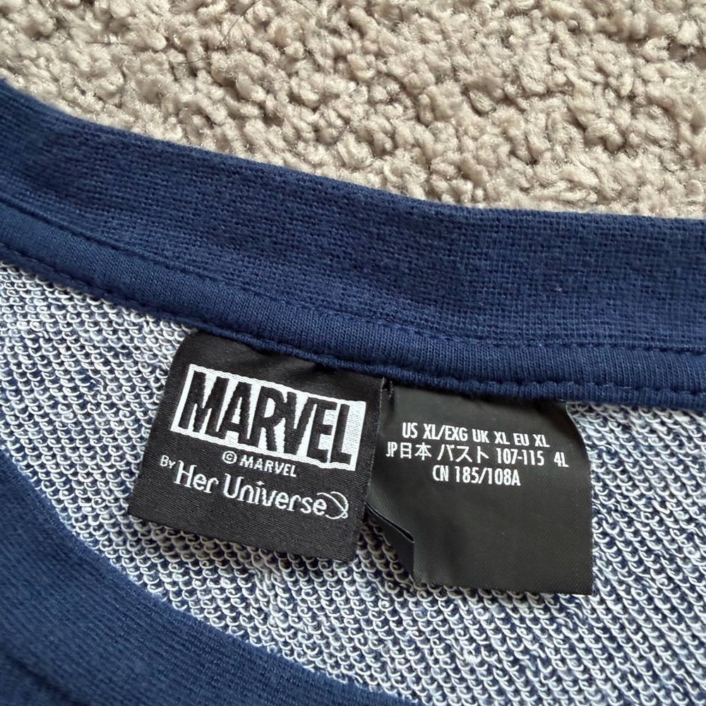 GUC Marvel Captain America Oversized XL shirt and matching Ears from Disneyland - Picture 3 of 3